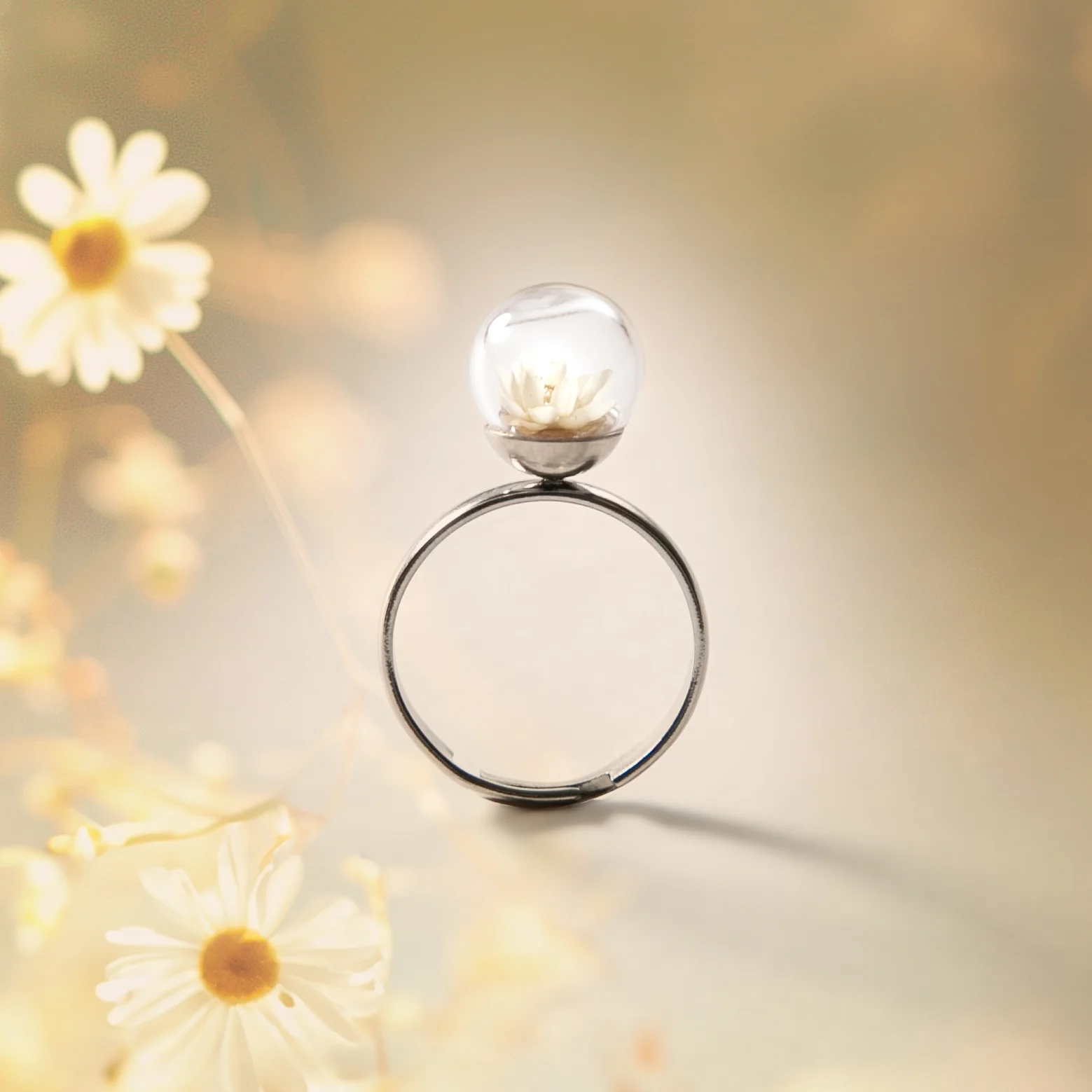anello Margherita Smile GDA001, collezione Il Giardino dei Desideri di Mad Tea, in acciaio, vetro e vere margherite stabilizzate, regolabile in misura