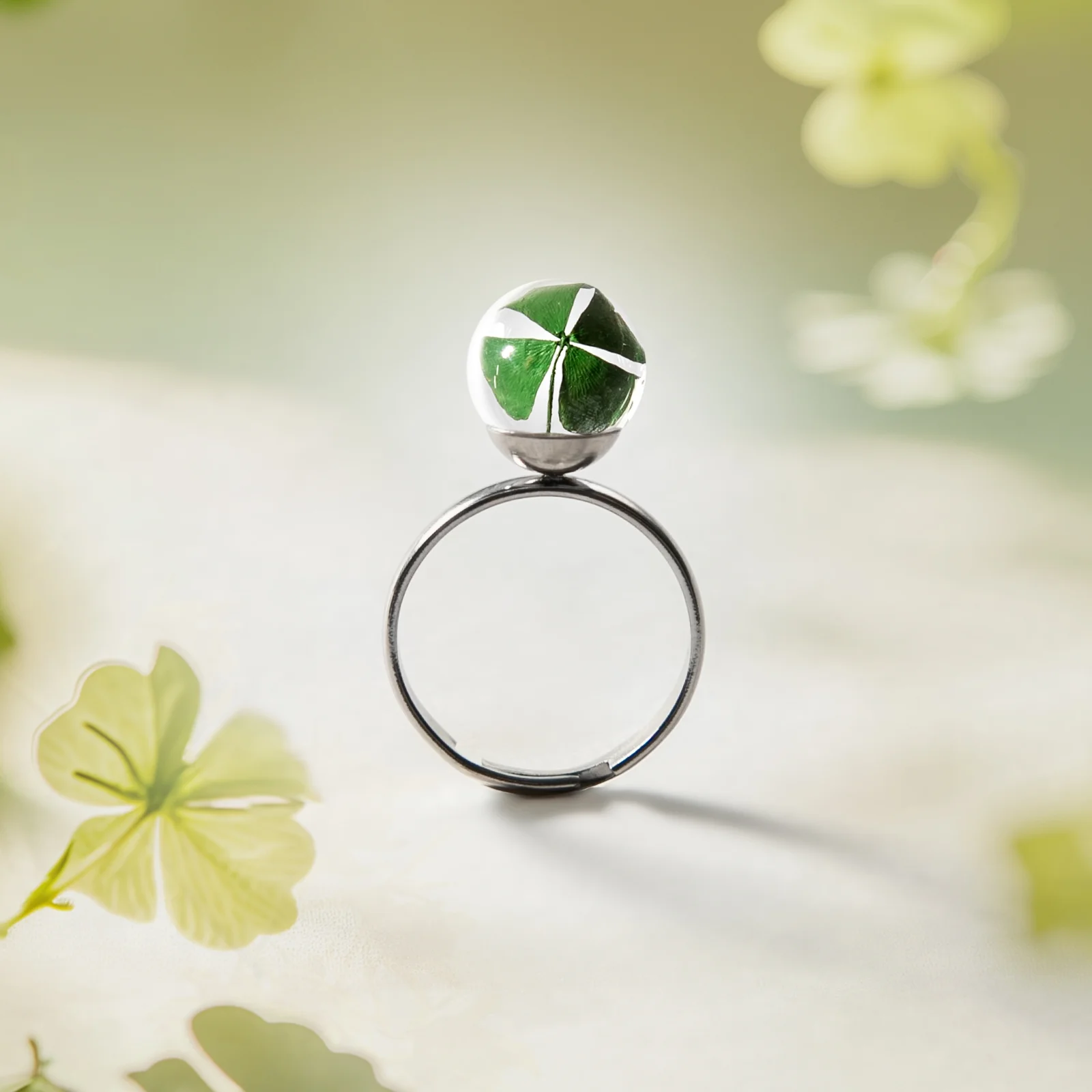 anello Quadrifoglio Fortuna GDA002, collezione Il Giardino dei Desideri di Mad Tea, in acciaio, vetro e vero quadrifoglio stabilizzate, regolabile in misura